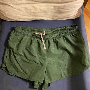 Green Old Navy active shorts